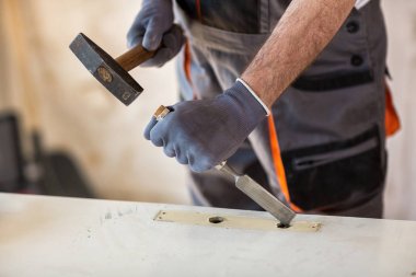 Marangoz eski kapı geri yükler.