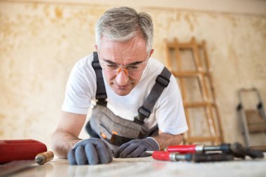 Marangoz bir atölyede çalışıyor