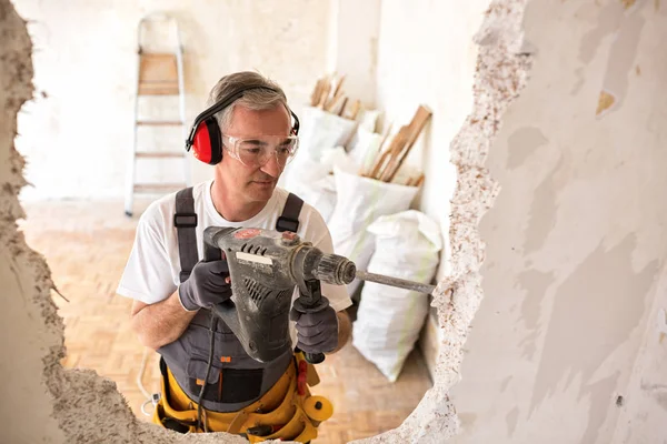 Üst düzey alt matkap kullanarak inşaat sitesinde