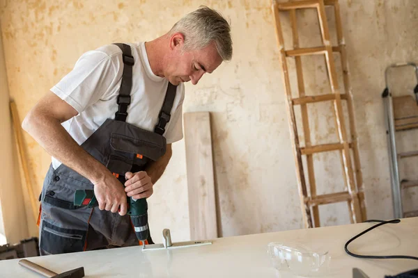 Pekerja memperbaiki pintu di bengkel tukang kayu — Stok Foto