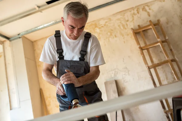 Workerr repara la puerta en un taller de carpintería — Foto de Stock