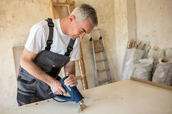 Workerr bir marangoz atölyesinde kapı onarır — Stok fotoğraf