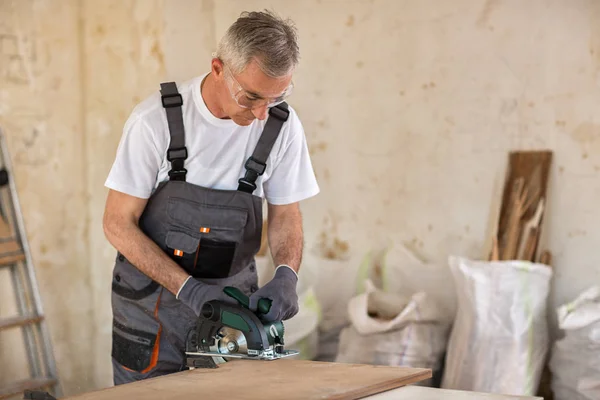 Trabajador senior en el taller de carpintería — Foto de Stock