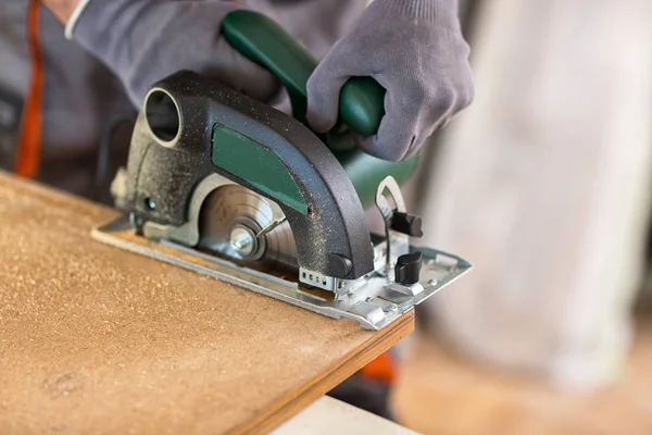 Marangoz kontrplak daire testere ile keser