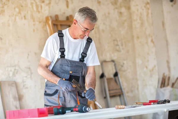 Marangoz eski kapı geri yükler.