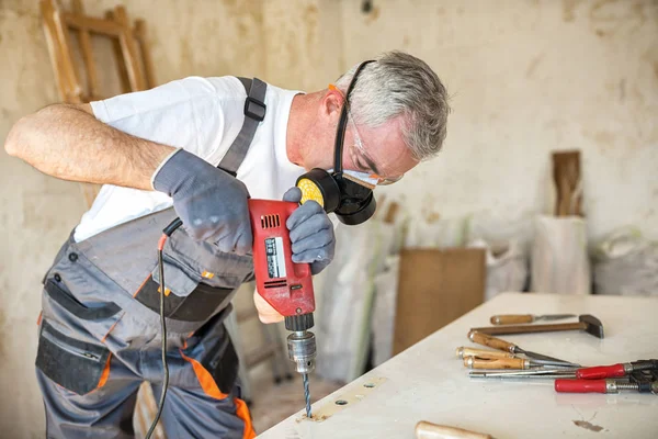 Marangoz eski kapı geri yükler.