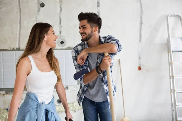 Beau jeune couple rénovant leur maison — Photo