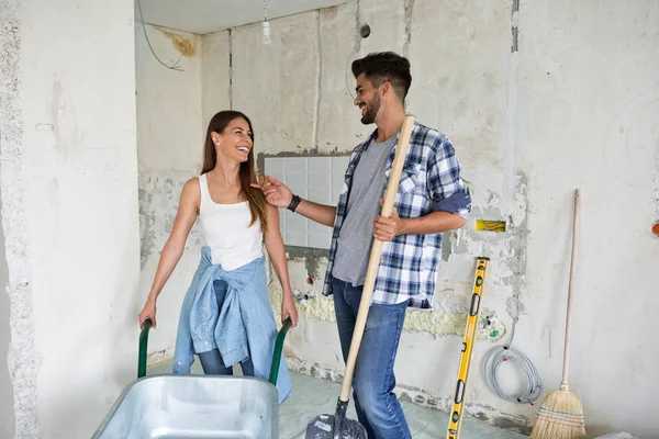 Hermosa pareja joven renovando su casa — Foto de Stock