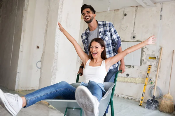 Любляча пара розважається, поки вони ремонтують будинок — стокове фото