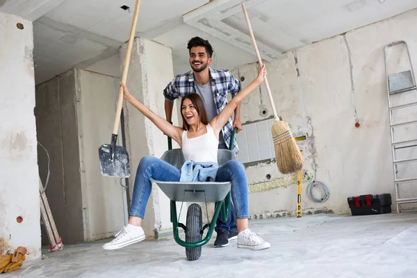 Amar a la pareja es divertirse mientras están renovando la casa — Foto de Stock