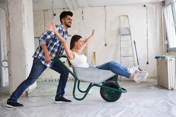 Amar a la pareja es divertirse mientras están renovando la casa —  Fotos de Stock