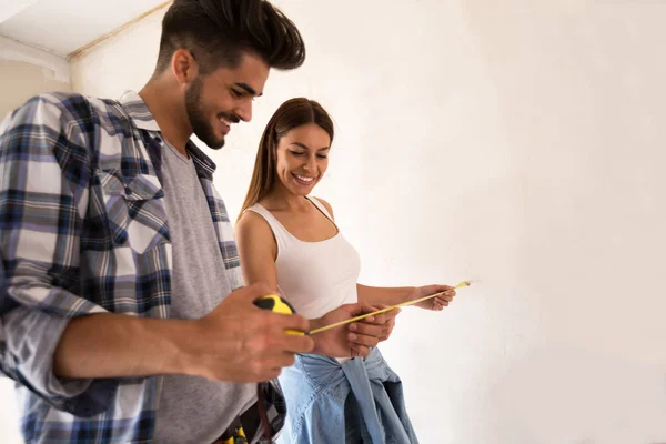 Schönes Paar mit Maßband, Sanierungskonzept — Stockfoto