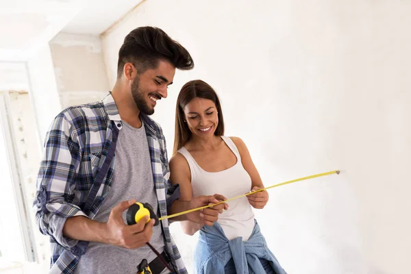 Preciosa pareja con cinta métrica, concepto de renovación — Foto de Stock