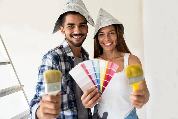 Attractive beautiful couple ready for painting new home — Stock Photo, Image