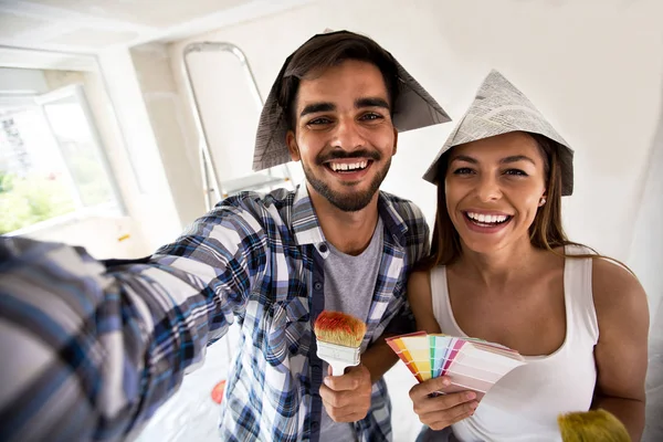 Casal fazendo selfie enquanto pinta sua casa — Fotografia de Stock