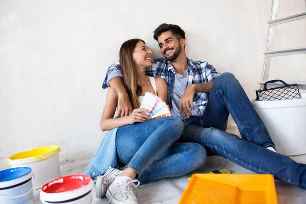 Détente à la nouvelle maison et prépaire pour peindre les murs — Photo