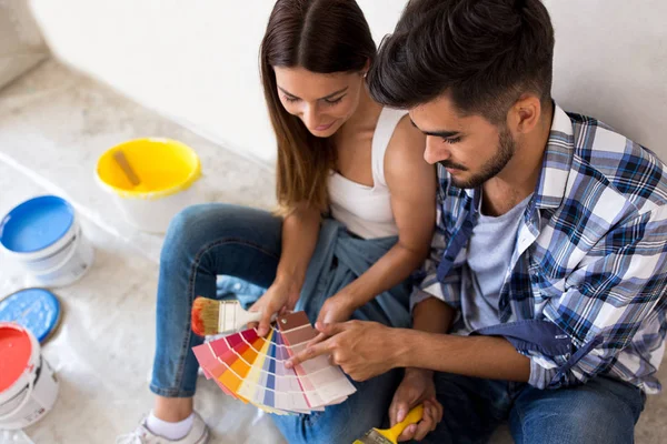 Preparación y elección de colores para pintar un nuevo hogar, renovación —  Fotos de Stock