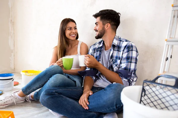 Glückliches junges Paar renoviert neues Zuhause — Stockfoto