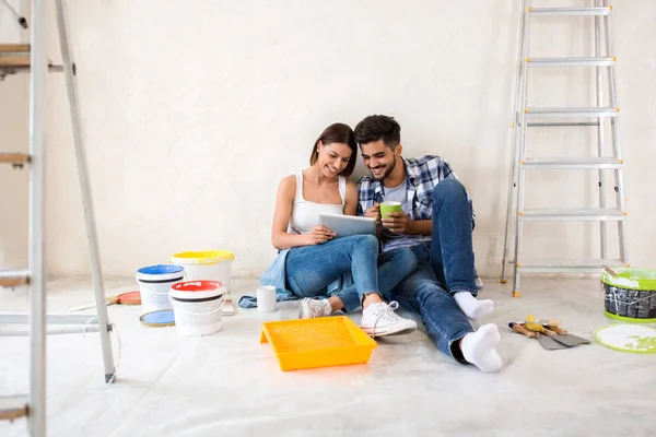 Casal se movendo em nova casa renovar — Fotografia de Stock