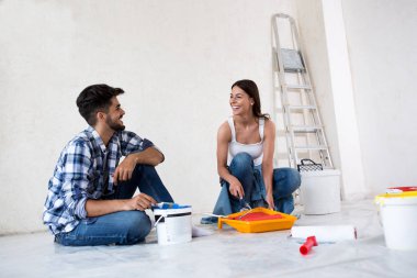 Mutlu çift resim yeni ev gülümseyen güzel