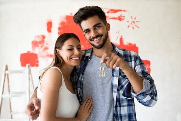 Pareja sosteniendo la llave de allí nueva casa —  Fotos de Stock