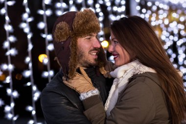 Açık havada buz pateni pisti kışın sarılma Çift