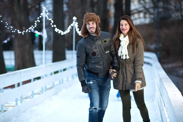 若い幸せな愛情のあるカップル屋外アイス スケート リンク — ストック写真