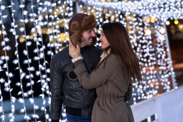 Couple in love having fun at ice rink — Stock Photo, Image