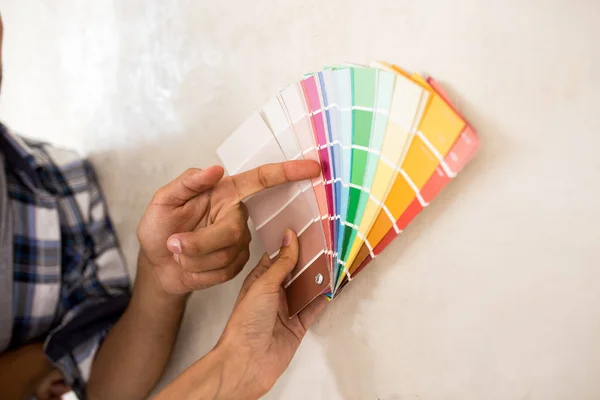 Pareja elegir el color para pintar allí nuevo hogar — Foto de Stock