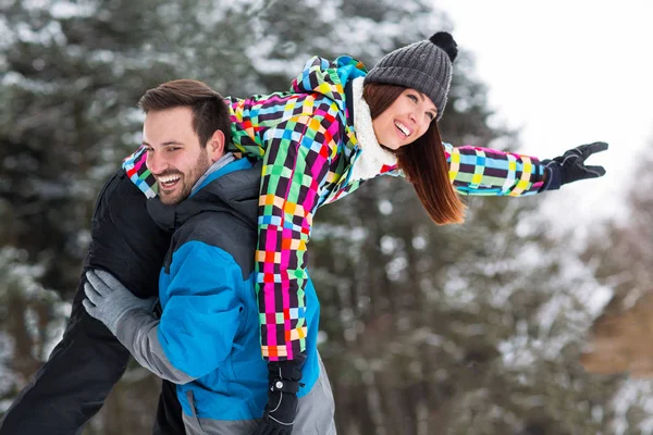Young couple having fun in winter nature — Stock Photo, Image