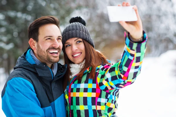 雪 selfie を取ってロマンチックなカップル — ストック写真