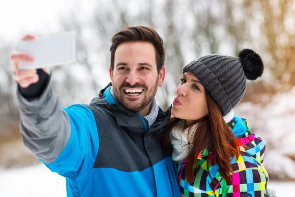 雪 selfie を取ってロマンチックなカップル — ストック写真
