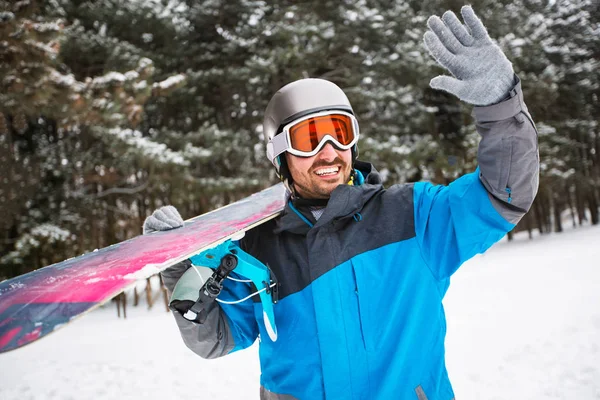 Snowboard holding ve having fun kış doğada adam — Stok fotoğraf