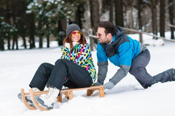 Couple enjoying a winter day at the mountain — Stock Photo, Image