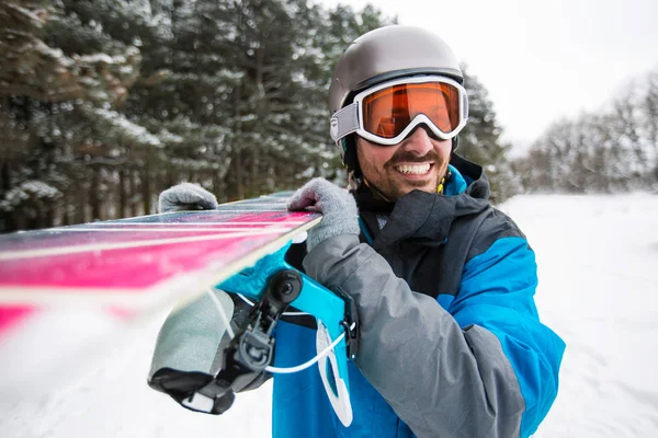 Snowboard holding ve having fun kış doğada adam