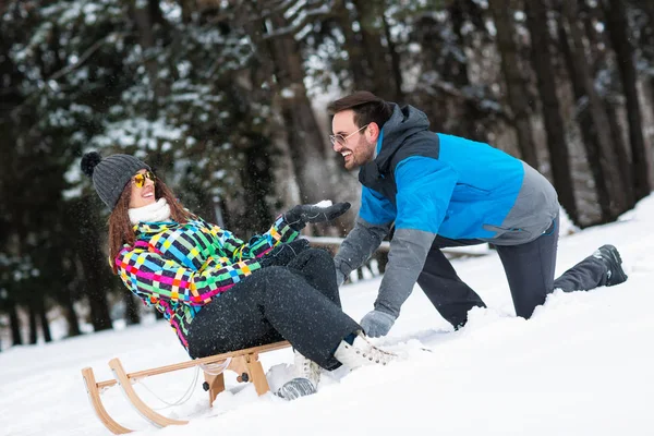 Smiling couple enjoying a winter day at the mountain — Stock Photo, Image