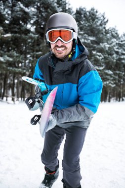 Snowboard tutarak ve freeride mo için olacak çekici adam