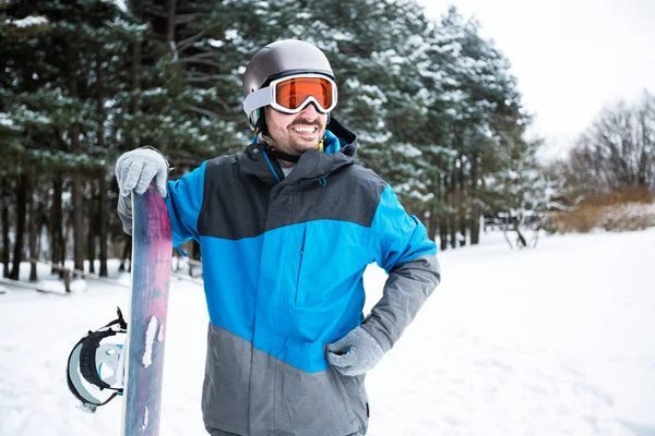 Gülümseyen adam snowboard holding — Stok fotoğraf
