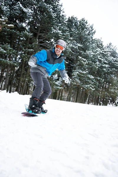 Exteme, snowboard adam zevk yüksek dağ — Stok fotoğraf