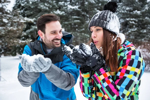 Happy smiling couple on a winter snow day — Stock Photo, Image