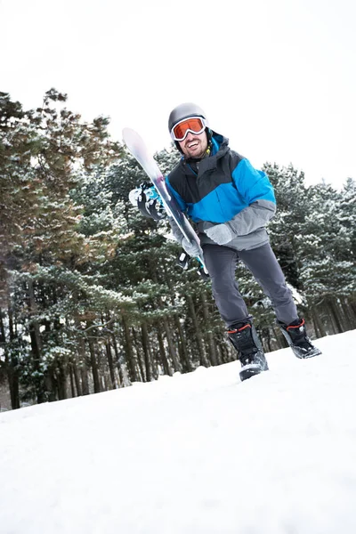 Genç adam ile snowboard yüksek dağın zirvesinde sk için gidiyor — Stok fotoğraf