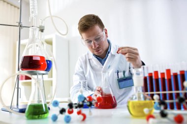 Laboratuvar bilim adamı tıbbi icat yapıyor analiz 