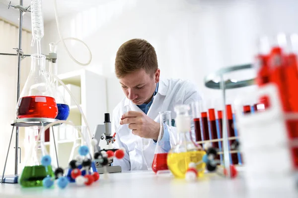 Pracownik laboratorium robi badania chemiczne badania skoncentrowane — Zdjęcie stockowe