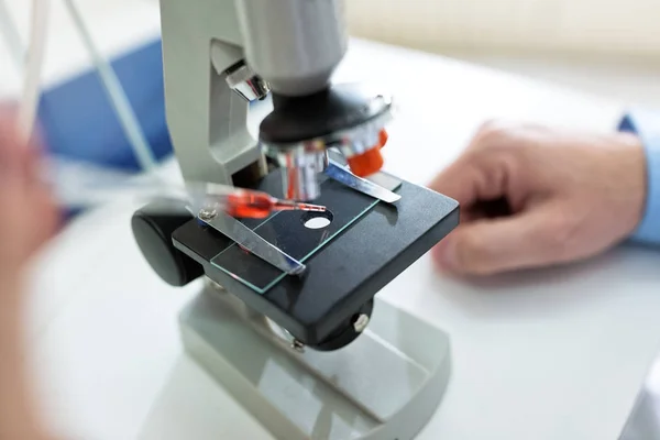 Primer plano manos científicas con microscopio — Foto de Stock