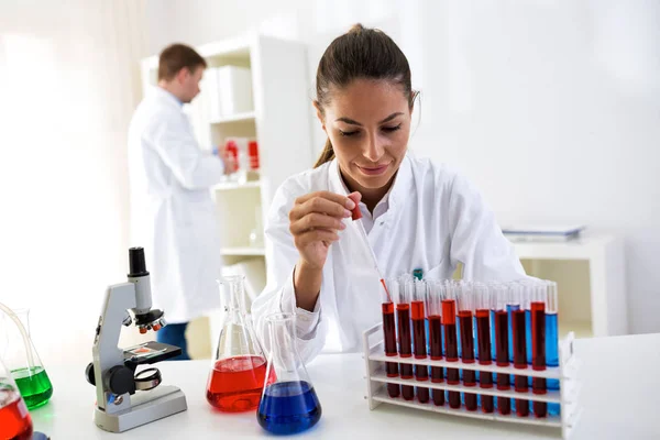 Naukowcy z laboratorium badania próbki substancji chemicznej — Zdjęcie stockowe