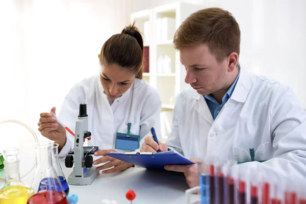 Młodzi naukowcy Dokonywanie testów lub badań w laboratorium szkoły — Zdjęcie stockowe