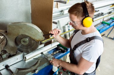 Plastik pencere ve kapı üretimi. PVC profil kesme alt