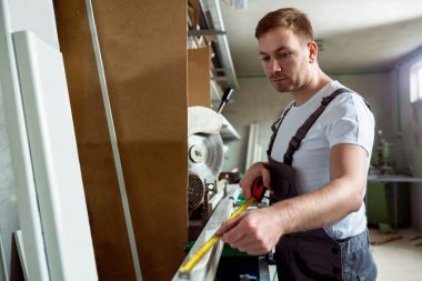 İşçi ölçer ve pvc profil hazırlar