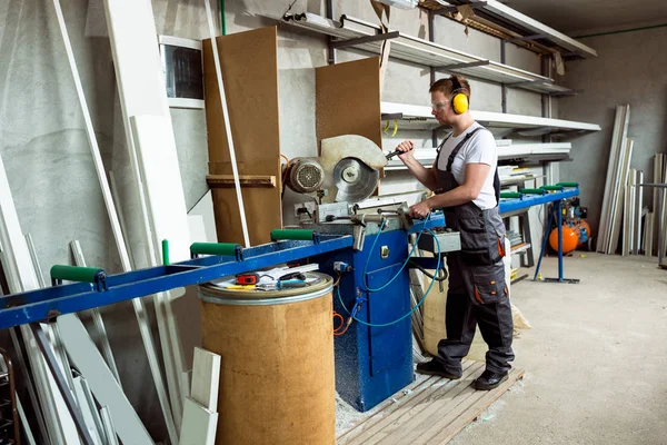 Perfil de PVC de corte de trabajador con sierra circular — Foto de Stock