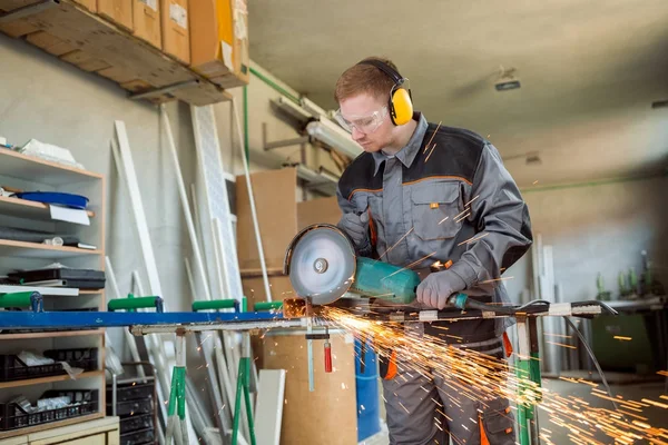 Trabajador de corte de metal con amoladora — Foto de Stock